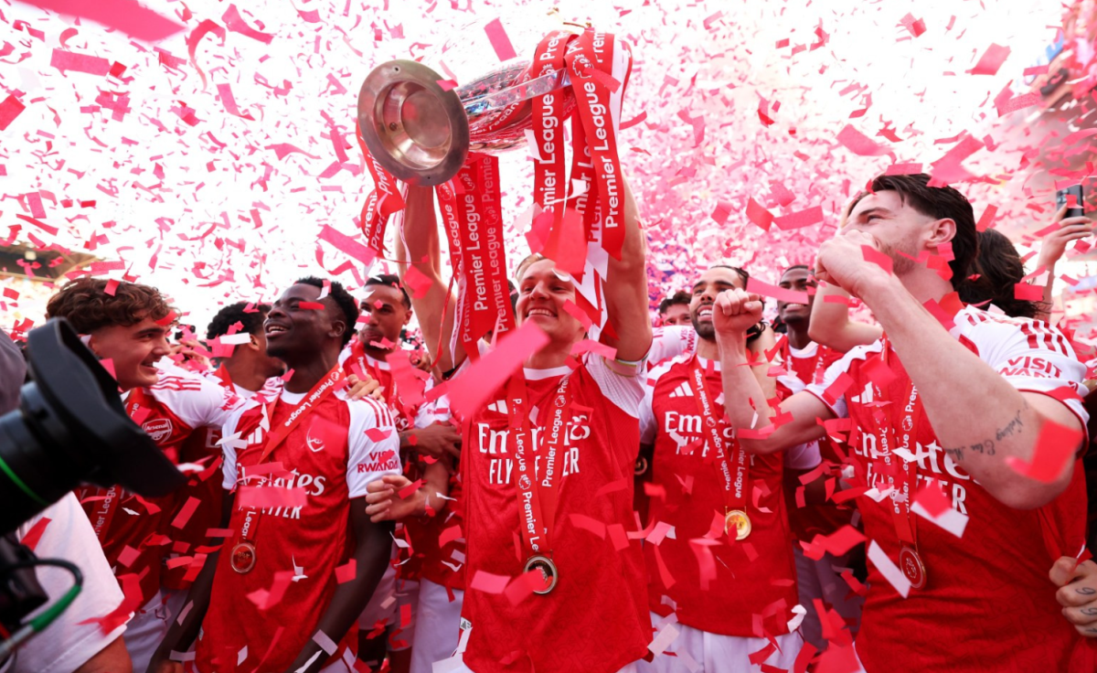 Arsenal nâng Cup vô địch Ngoại hạng Anh sau 22 năm chờ đợi - hình ảnh - new88pg.vip Arsenal nâng Cup vô địch Ngoại hạng Anh sau 22 năm chờ đợi - hình ảnh - new88pg.vip