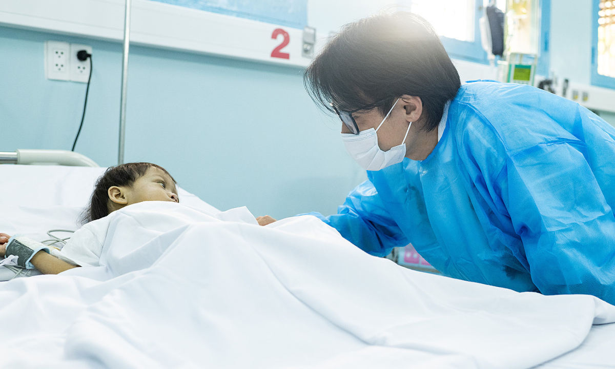 Link vào nhà cái NEW88 – Hà Anh Tuấn hỗ trợ bé gái 2 tuổi mồ côi phẫu thuật ghép gan - hình ảnh - new88pg.vip