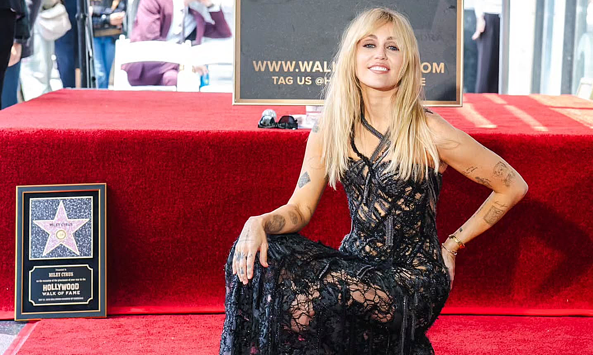 Miley Cyrus Nhận Sao Đại Lộ Danh Vọng: Khoảnh Khắc Ý Nghĩa Cùng Người Thân - hình ảnh - new88pg.vip Miley Cyrus Nhận Sao Đại Lộ Danh Vọng: Khoảnh Khắc Ý Nghĩa Cùng Người Thân - hình ảnh - new88pg.vip