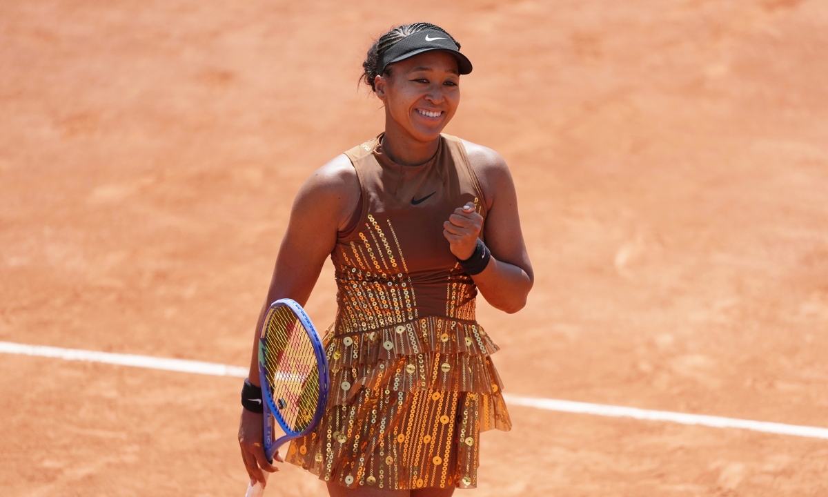 Naomi Osaka lấp lánh trên sân Roland Garros với váy sequin - hình ảnh - new88pg.vip