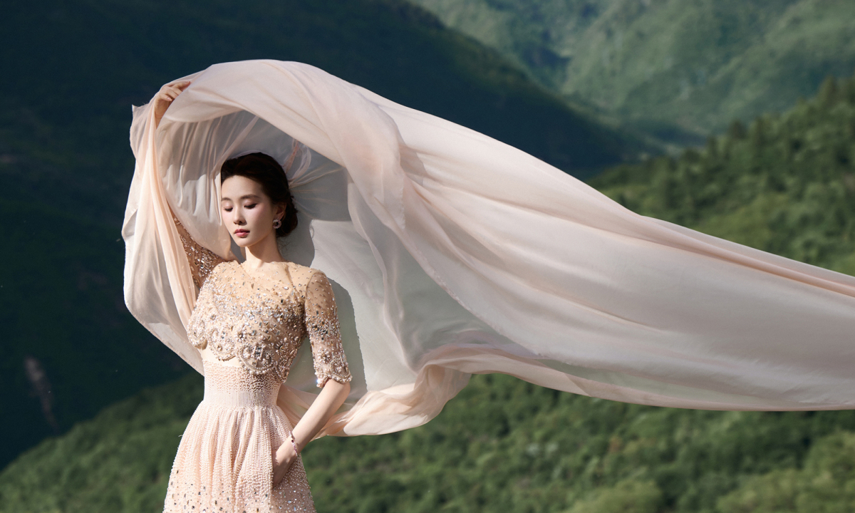 Lưu Thi Thi catwalk giữa thung lũng Cửu Trại Câu: Khoảnh khắc thanh tao giữa thiên nhiên - hình ảnh - new88pg.vip Lưu Thi Thi catwalk giữa thung lũng Cửu Trại Câu: Khoảnh khắc thanh tao giữa thiên nhiên - hình ảnh - new88pg.vip