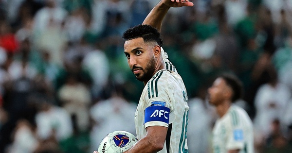 Vì sao trọng tài trận Ả Rập Xê Út vs Uruguay mặc áo hồng? NEW88 cược bóng đá cập nhật nhanh - hình ảnh - new88pg.vip Vì sao trọng tài trận Ả Rập Xê Út vs Uruguay mặc áo hồng? NEW88 cược bóng đá cập nhật nhanh - hình ảnh - new88pg.vip