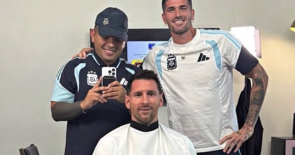 ‘Đối thủ’ của vợ Messi lại gây sốt: Đi cắt tóc cũng không rời thủ quân Argentina nửa bước - hình ảnh - new88pg.vip ‘Đối thủ’ của vợ Messi lại gây sốt: Đi cắt tóc cũng không rời thủ quân Argentina nửa bước - hình ảnh - new88pg.vip