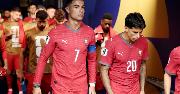 ‘Fan cuồng’ Ronaldo trút giận lên đồng đội sau trận hòa Congo - hình ảnh - new88pg.vip