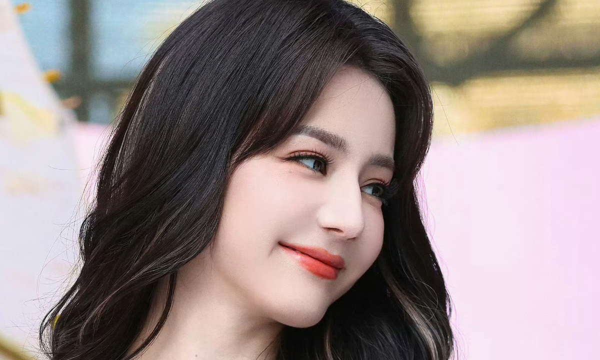 Địch Lệ Nhiệt Ba ‘mọng như đào’ với váy thiết kế Việt – Cơ hội nhận thưởng đăng ký NEW88 - hình ảnh - new88pg.vip
