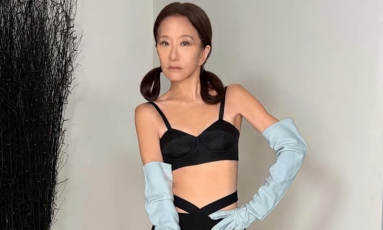Vera Wang diện váy xuyên thấu, buộc tóc hai bên: Phong cách trẻ trung ở tuổi 77 - hình ảnh - new88pg.vip