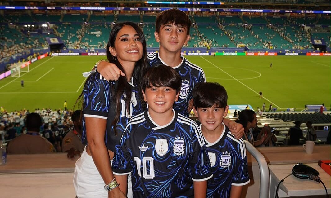 Vợ Messi cổ vũ cuồng nhiệt sau chiến thắng: Hành động nhỏ, tình cảm lớn - hình ảnh - new88pg.vip Vợ Messi cổ vũ cuồng nhiệt sau chiến thắng: Hành động nhỏ, tình cảm lớn - hình ảnh - new88pg.vip
