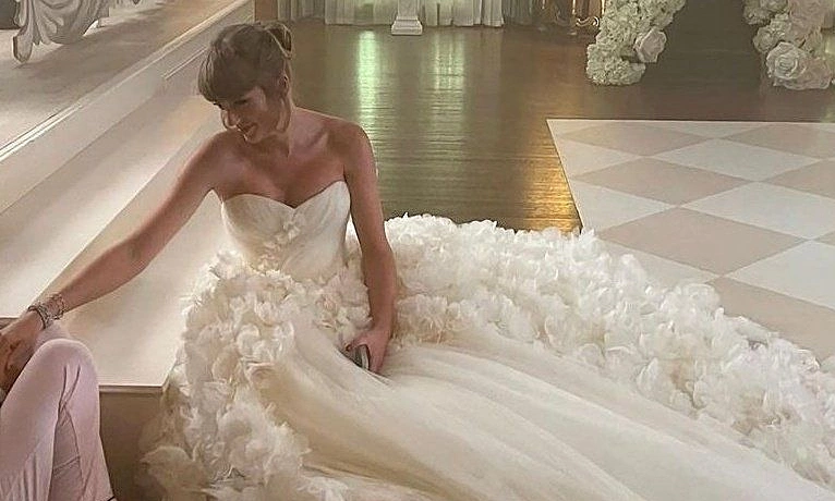 Taylor Swift diện đầm cưới Dior trong hôn lễ – Cơ hội giải trí và cá cược cùng NEW88 - hình ảnh - new88pg.vip Taylor Swift diện đầm cưới Dior trong hôn lễ – Cơ hội giải trí và cá cược cùng NEW88 - hình ảnh - new88pg.vip
